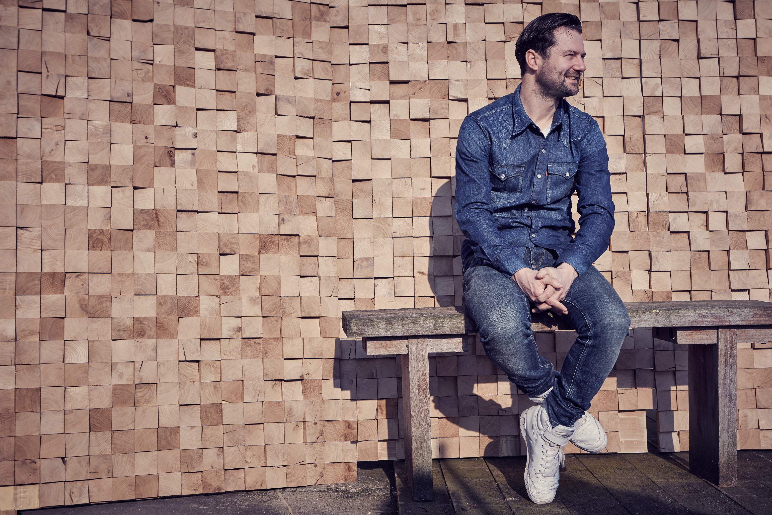 Portrait of Erwin Giezen sitting on a wooden bench — Floricultural growth hacker