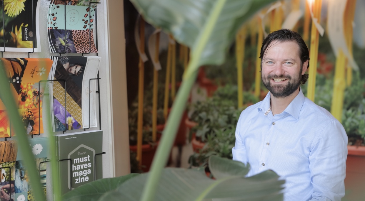 Portrait of Erwin Giezen working — Floricultural growth hacker